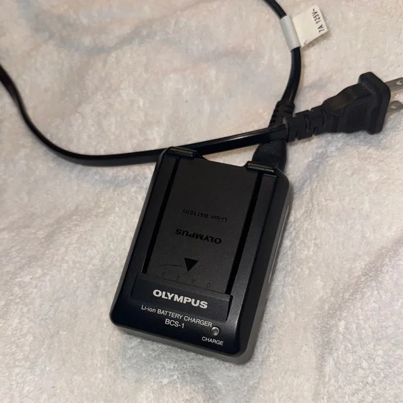 Olympus Black Digital Camera with Professional Design and Zoom Lens - Picture 5 of 5